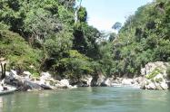 Pánico en río de Cocorná: Tres personas fueron arrastradas por el agua, una de ellas sigue desaparecida
