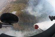 Un helicóptero Black Hawk apoyó la extinción de un gigantesco incendio forestal en Santa Fe de Antioquia