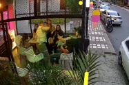 [Video] ¡Héroe anónimo! Comensal evitó atraco en restaurante de Medellín y se convierte en viral.  En las imágenes se observa el momento en que el fletero pretendía atracar a varias personas en el barrio Laureles 