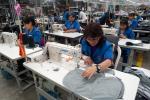 Empleados colombianos trabajando en una fábrica, en Bogotá