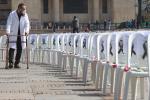 “Las sillas de los ausentes”, homenaje a trabajadores de la salud muertos por covid en Colombia.