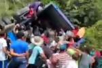 Los pobladores saquearon un camión que se volcó en Valdivia, Antioquia.