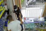 [Video] Fletero encañonó al dueño de un minimercado en el barrio Belén de Medellín