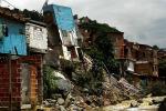 Viviendas colapsadas en la Comuna 13 de Medellín.