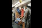 Pasajero viajó en el Metro acostado en una hamaca
