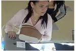 Descubren a señora 'muy refinada' robando en un centro comercial de Medellín
