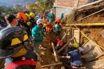 Rescatan a dos personas que quedaron atrapadas tras derrumbe en Manrique