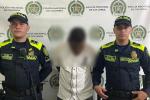 Un fletero le pegó en el rostro a una mujer por robarle un celular en Medellín
