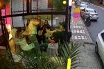 [Video] ¡Héroe anónimo! Comensal evitó atraco en restaurante de Medellín y se convierte en viral.  En las imágenes se observa el momento en que el fletero pretendía atracar a varias personas en el barrio Laureles 